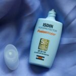کرم ضدآفتاب بی‌رنگ ایزدین SPF50 مدل Fusion Water 5 Daily مناسب انواع پوست، حجم 50 میلی‌لیتر