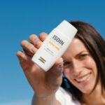 کرم ضدآفتاب بدون رنگ ایزدین SPF50 مدل FOTOULTRA 100 ACTIVE UNIFY ‌مناسب انواع پوست، حجم 50 میلی‌‌لیتر