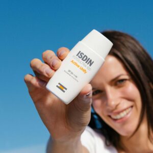 کرم ضدآفتاب بدون رنگ ایزدین SPF50 مدل FOTOULTRA 100 ACTIVE UNIFY ‌مناسب انواع پوست، حجم 50 میلی‌‌لیتر