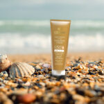 کرم ضد آفتاب رنگی سینره، SPF 50، مدل Natural Beige، مناسب انواع پوست با تنالیته متوسط و حجم 50 میلی‌لیتر، محافظت‌کننده در برابر اشعه‌های UVA و UVB، مرطوب‌کننده و فاقد پارابن، PA+++، دارای فرمولاسیون فاقد چربی و آنتی اکسیدان، با ماندگاری 2 ساعته